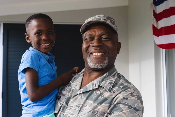 Ritratto Afro Americano Sorridente Militare Anziano Che Porta Nipote Birazziale — Foto Stock