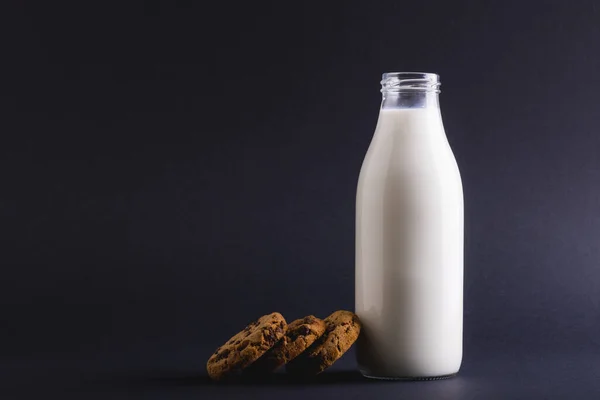 Mjölkflaska Med Cookies Mot Grå Bakgrund Kopiera Utrymme Oförändrat Mat — Stockfoto