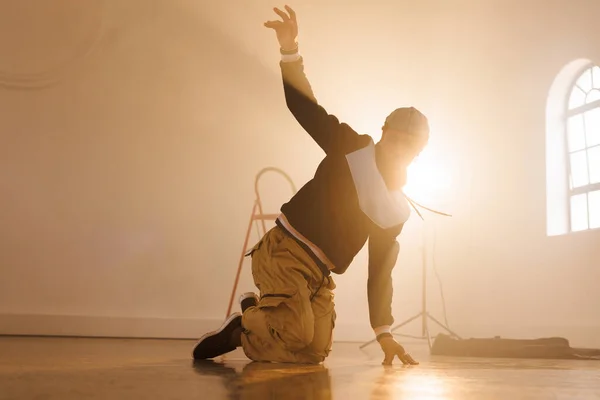 图片显示的是在烟熏的室内跳芭蕾的男性嘻哈舞者 节奏艺术和动作概念 — 图库照片