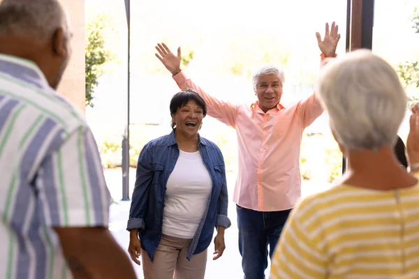 Biracial Ηλικιωμένους Άνδρες Και Γυναίκες Καλωσορίζοντας Χαρούμενους Φίλους Στο Γηροκομείο — Φωτογραφία Αρχείου