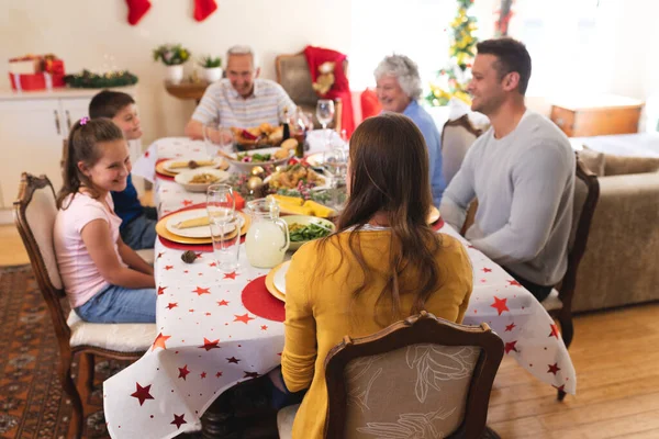Multi Geração Família Caucasiana Sentados Mesa Para Jantar Juntos Sorrindo — Fotografia de Stock