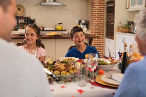 Familia Caucásica Varias Generaciones Sentados Mesa Para Cenar Juntos Sonriendo —  Fotos de Stock