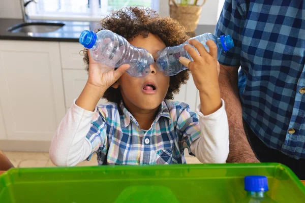 Niño Multiracial Sosteniendo Botellas Plástico Los Ojos Como Binoculares Mientras — Foto de Stock