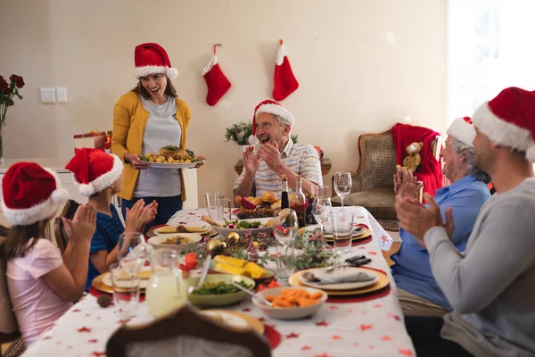 Eine Kaukasische Mehrgenerationenfamilie Sitzt Zum Gemeinsamen Abendessen Tisch Redet Und — Stockfoto