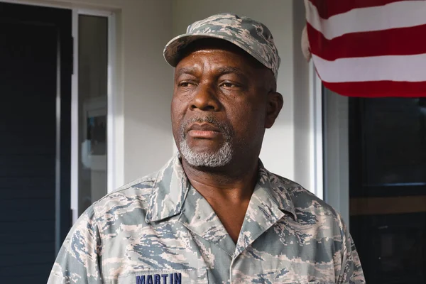 Kamuflaj Kıyafetli Şapkalı Kıdemli Afro Amerikan Askeri Eve Bakmıyor Düşünce — Stok fotoğraf