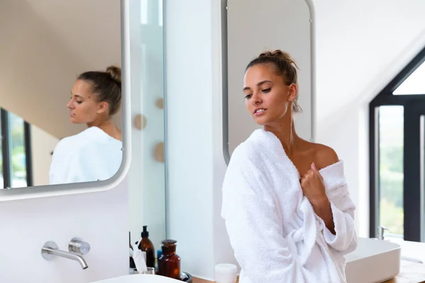 Mulher Caucasiana Roupão Banho Casa Conceito Autocuidado Higiene Relaxamento — Fotografia de Stock