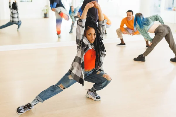 非洲裔美国女性嘻哈舞者在舞蹈工作室练习的图像 动作和训练概念 — 图库照片
