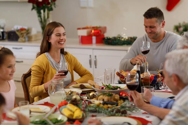 Família Caucasiana Multi Geração Sentada Mesa Sorrindo Bebendo Vinho Estilo — Fotografia de Stock