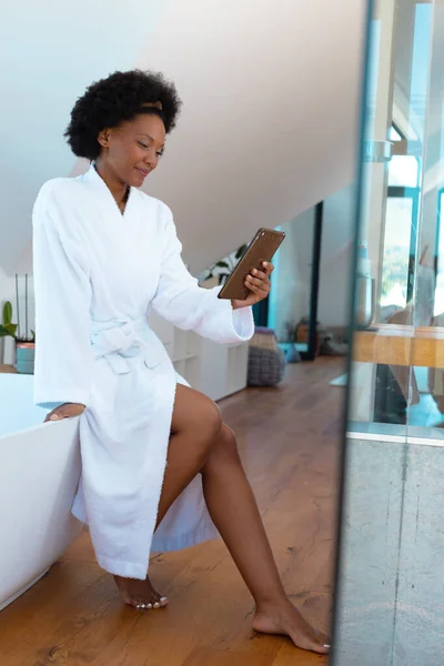 Αφροαμερικανή Νεαρή Αφρο Γυναίκα Που Χρησιμοποιεί Ψηφιακή Ταμπλέτα Στο Μπάνιο — Φωτογραφία Αρχείου