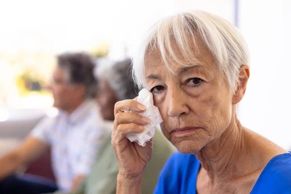 Zbliżenie Portret Azjatyckiej Seniorki Wycierającej Łzy Wielorasowymi Przyjaciółmi Tle Smutny — Zdjęcie stockowe