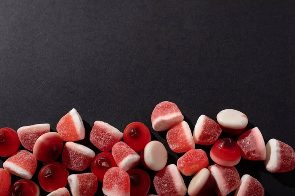 Nahaufnahme Von Halloween Candy Corn Mit Kopierraum Auf Schwarzem Hintergrund — Stockfoto