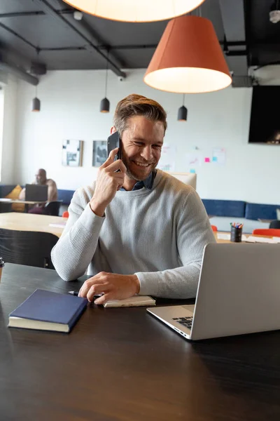 Homem Negócios Médio Adulto Caucasiano Sorridente Falando Telefone Celular Escritório — Fotografia de Stock