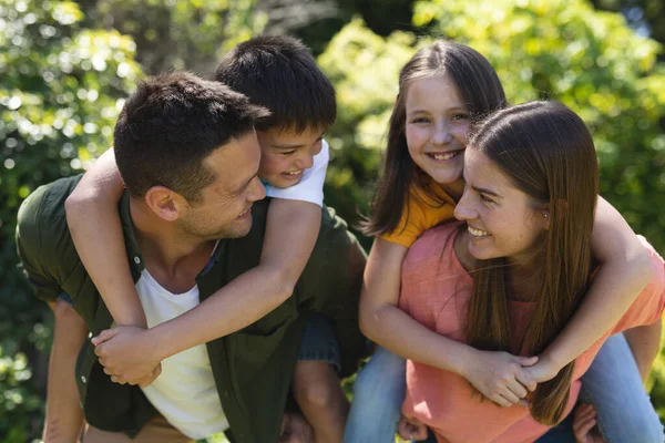 Familia Caucásica Pasando Tiempo Jardín Juntos Abrazando Sonriendo Tiempo Calidad —  Fotos de Stock