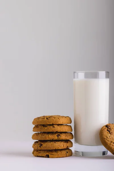 Tej Üvegben Egy Halom Cookie Fehér Háttér Másolás Helyet Változatlan — Stock Fotó
