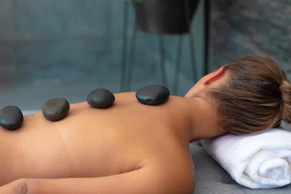 Kaukasische Junge Frau Erhält Eine Massage Mit Heißen Steinen Die — Stockfoto