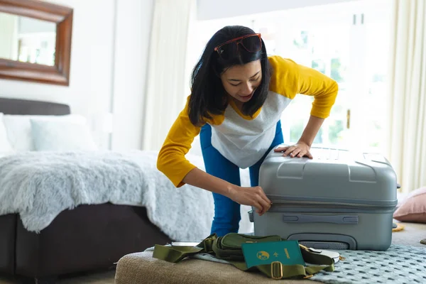 Glückliche Frau Beim Kofferpacken Für Den Urlaub Schlafzimmer Kopierraum Freizeit — Stockfoto