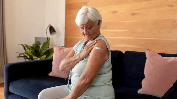 Portret Van Een Blanke Senior Vrouw Die Haar Arm Vasthield — Stockfoto