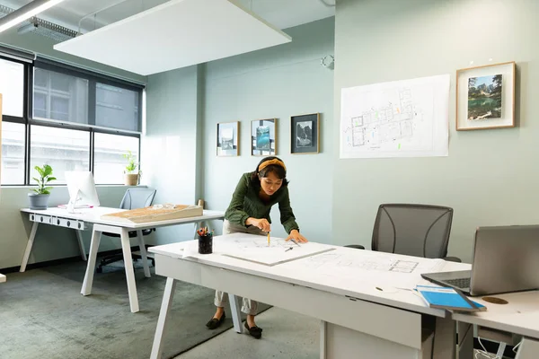 Азиатская Молодая Архитектор Рисует Чертежи Столом Офисе Неизменный Рабочее Место — стоковое фото