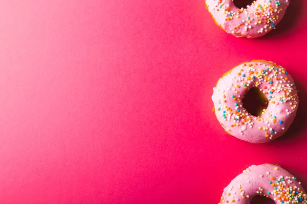 Renkli Arka Planda Fotokopi Alanı Tarafından Düzenlenmiş Pembe Donutların Tam — Stok fotoğraf