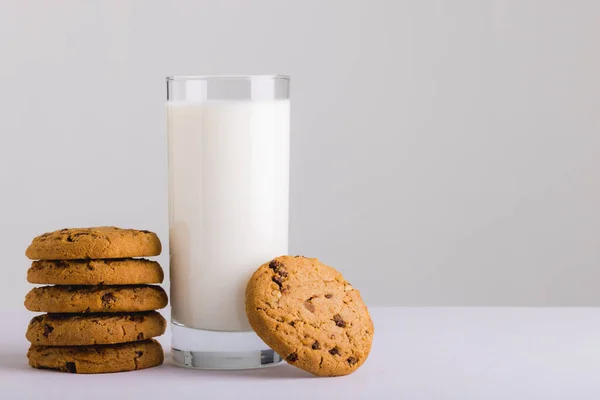 Leite Vidro Por Cookies Contra Fundo Branco Espaço Cópia Inalterado — Fotografia de Stock