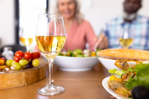 在养老院与有背景的老年人一起在饭桌上就餐 近距离品尝葡萄酒 辅助生活和退休概念 — 图库照片