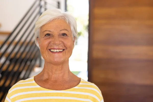 在养老院里 一位长着短发 面带微笑的老年妇女的近照 辅助生活和退休概念 — 图库照片