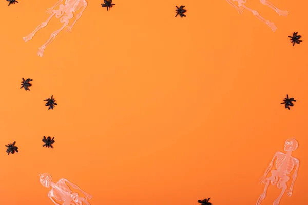 Více Kostra Pavouk Hračky Kopírovacím Prostorem Oranžovém Pozadí Podzimní Sezóna — Stock fotografie