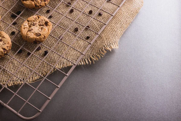 Nagy Látószögű Friss Sütik Hűtő Állványon Csokoládé Chips Asztalnál Másolás — Stock Fotó