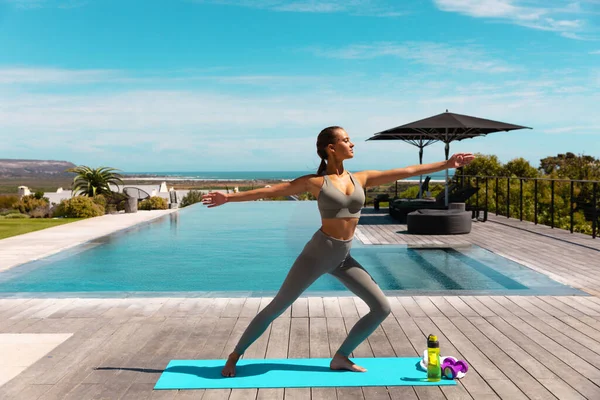 Kaukasische Junge Frau Praktiziert Yoga Und Meditiert Der Nähe Des — Stockfoto