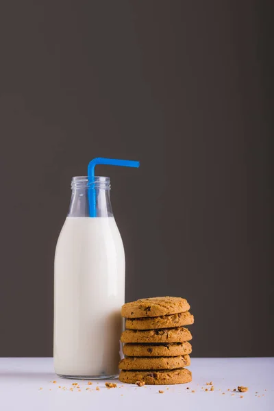Μπουκαλάκι Γάλακτος Καλαμάκι Από Στοίβα Cookies Γκρι Φόντο Αντιγραφή Χώρου — Φωτογραφία Αρχείου