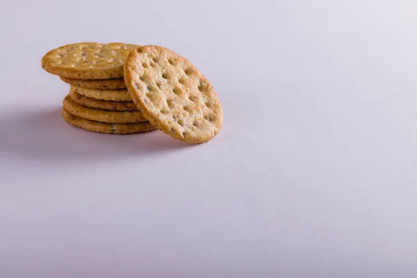 Close Crackers Empilhados Contra Fundo Branco Com Espaço Cópia Inalterado — Fotografia de Stock