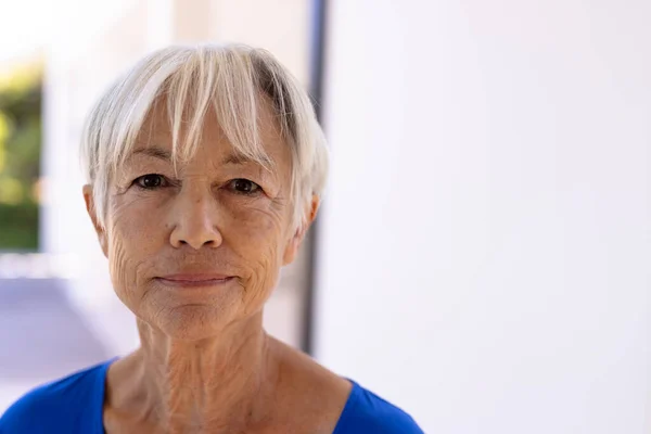 Nahaufnahme Porträt Einer Lächelnden Asiatischen Seniorin Mit Kurzen Haaren Vor — Stockfoto