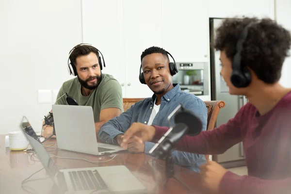 Młody Podcaster Przesłuchuje Męskich Przedsiębiorców Podczas Nagrywania Podcastu Biurze Przestrzeń — Zdjęcie stockowe