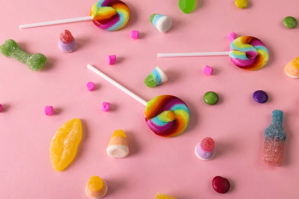 Overheadview Colorful Lollipops Med Sjokolade Sukkerbiter Spredt Rosa Bakgrunn Uforandret – stockfoto