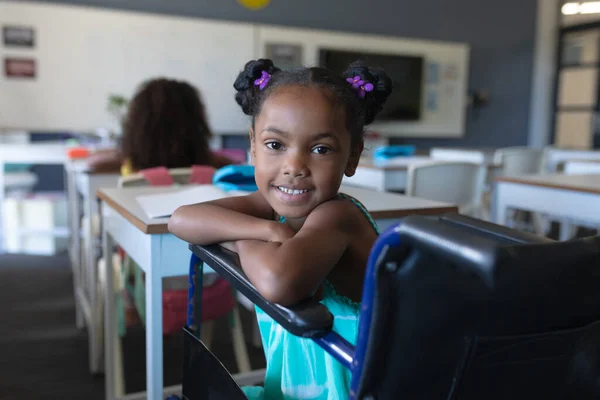 Porträtt Leende Afrikansk Amerikansk Elementär Flicka Sittandes Rullstol Klassrummet Oförändrat — Stockfoto