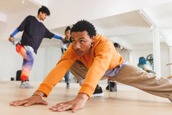 ダンススタジオで練習している出産の男性ヒップホップダンサーのイメージ ダンス リズム 動きとトレーニングの概念 — ストック写真