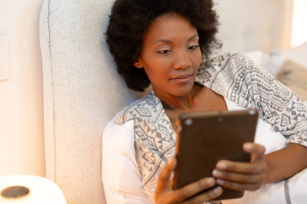 アフリカ系アメリカ人の若いアフロ女性が自宅の寝室でデジタルタブレットを使用し スペースをコピーします 変化のない ライフスタイル テクノロジーの概念 — ストック写真