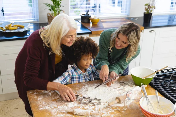 High Angle View Multiracial Multigeneration Family Preparing Food While Watching — Stock Photo, Image