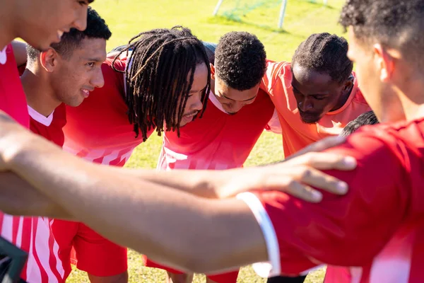 Multiraciale Mannelijke Voetballers Met Armen Elkaar Heen Knuffelen Discussiëren Speeltuin — Stockfoto