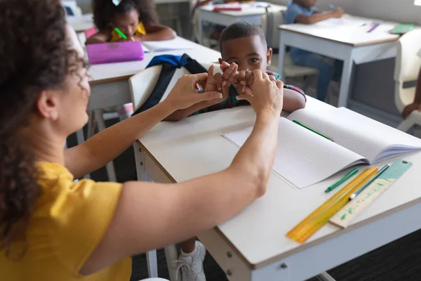 코카서스 수업에서 아프리카 미국인 초등학생에게 수화를 가르치고 있습니다 변경되지 의사소통 — 스톡 사진