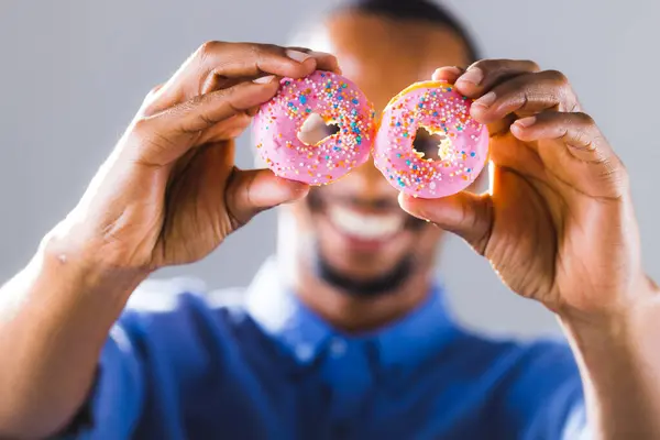 Lächelnder Afrikanisch Amerikanischer Mann Mit Frischen Rosafarbenen Donuts Vor Grauem — Stockfoto