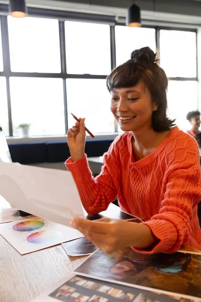 Lächelnde Junge Kreative Asiatische Geschäftsfrau Mit Foto Schreibtisch Büro Unveränderte — Stockfoto