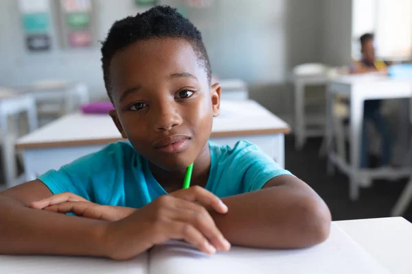 Porträt Eines Afrikanisch Amerikanischen Grundschülers Der Klassenzimmer Schreibtisch Sitzt Unverändert — Stockfoto