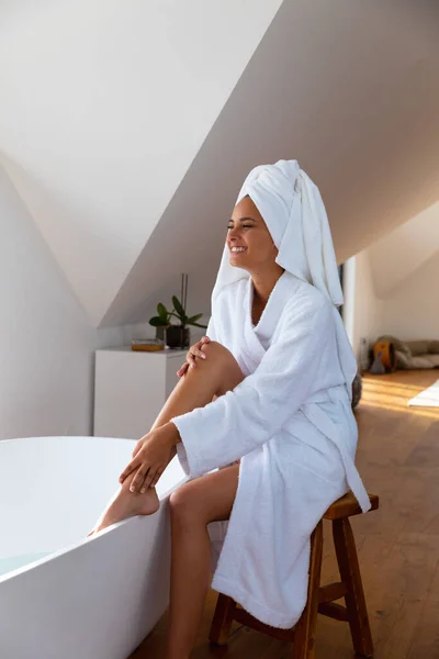 Een Glimlachende Blanke Vrouw Die Thuis Haar Been Streelt Badkamer — Stockfoto