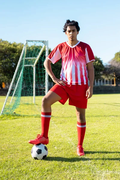 Ritratto Giovane Atleta Maschio Biraciale Jersey Rossa Con Pallone Calcio — Foto Stock