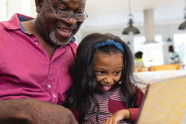 快乐的多种族祖父和孙女一起在数字平板电脑上制作人脸视频 无线技术 童年和退休概念 — 图库照片