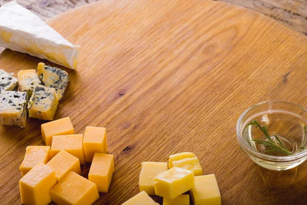 Tahtada Biberiyeli Çeşitli Peynirlerin Yüksek Açılı Görüntüsü Kopyalama Alanı Değiştirilmemiş — Stok fotoğraf