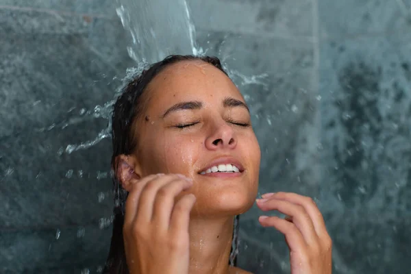 Közelkép Kaukázusi Fiatal Nőről Aki Otthon Zuhanyzik Fürdőszobában Öngondoskodás Higiénia — Stock Fotó