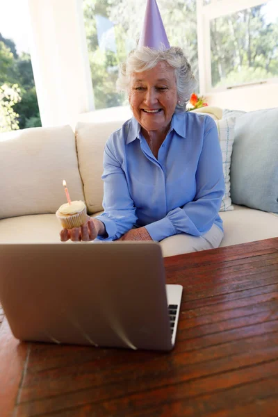 Mulher Caucasiana Sênior Passar Tempo Casa Comemorando Aniversário Usando Laptop — Fotografia de Stock