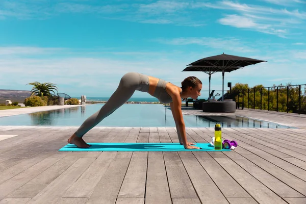 Beyaz Bir Kadın Yoga Yapıyor Havuz Kenarında Meditasyon Yapıyor Fitness — Stok fotoğraf